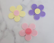 Load image into Gallery viewer, Spring Daisy Cake Charms - Made in the UK with Love  from House of Toot Sweet - Just £5! Shop now at House of Toot Sweet