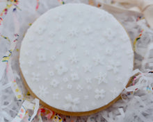 Load image into Gallery viewer, Ditsy Floral Pattern Texture Fondant Embosser - Made in the UK with Love from House of Toot Sweet - Just £7! Shop now at House of Toot Sweet
