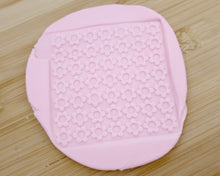 Load image into Gallery viewer, Daisy Pattern Texture Fondant Embosser - Made in the UK with Love from House of Toot Sweet - Just £7! Shop now at House of Toot Sweet