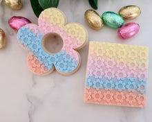 Load image into Gallery viewer, Daisy Pattern Texture Fondant Embosser - Made in the UK with Love from House of Toot Sweet - Just £7! Shop now at House of Toot Sweet