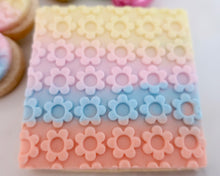 Load image into Gallery viewer, Daisy Pattern Texture Fondant Embosser - Made in the UK with Love from House of Toot Sweet - Just £7! Shop now at House of Toot Sweet