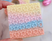 Load image into Gallery viewer, Daisy Pattern Texture Fondant Embosser - Made in the UK with Love from House of Toot Sweet - Just £7! Shop now at House of Toot Sweet