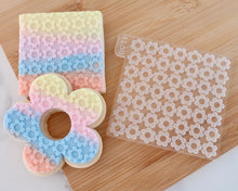 Load image into Gallery viewer, Daisy Pattern Texture Fondant Embosser - Made in the UK with Love from House of Toot Sweet - Just £7! Shop now at House of Toot Sweet