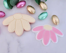 Load image into Gallery viewer, Droopy Daisy Fondant Embosser / Cutter - Made in the UK with Love from House of Toot Sweet - Just £6.50! Shop now at House of Toot Sweet