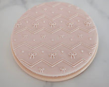 Load image into Gallery viewer, Zig Zag Bows Texture Fondant Embosser - Made in the UK with Love from House of Toot Sweet - Just £7! Shop now at House of Toot Sweet