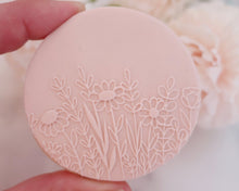 Load image into Gallery viewer, Wildflower Daisies Fondant Embosser - Made in the UK with Love from House of Toot Sweet - Just £7! Shop now at House of Toot Sweet