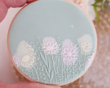 Load image into Gallery viewer, Wildflower Daisies Fondant Embosser - Made in the UK with Love from House of Toot Sweet - Just £7! Shop now at House of Toot Sweet