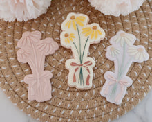 Load image into Gallery viewer, Daisy Bouquet Fondant Embosser / Cutter - Made in the UK with Love from House of Toot Sweet - Just £6.50! Shop now at House of Toot Sweet