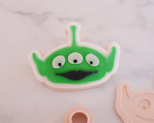 Load image into Gallery viewer, Alien Head Fondant Pop Embosser and Cutter