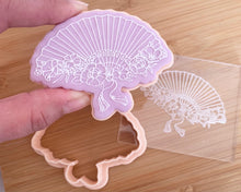 Load image into Gallery viewer, Handheld Fan Fondant Embosser and Cutter