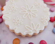 Load image into Gallery viewer, Daisy Flower Texture Embosser - Made in the UK with Love from House of Toot Sweet - Just £7! Shop now at House of Toot Sweet
