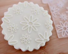 Load image into Gallery viewer, Daisy Flower Texture Embosser - Made in the UK with Love from House of Toot Sweet - Just £7! Shop now at House of Toot Sweet