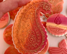 Load image into Gallery viewer, Paisley Fondant Cookie Embosser/ Cutter
