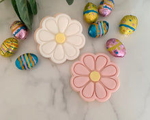 Load image into Gallery viewer, Daisy Flower Fondant Stamp &amp; Cookie cutter
