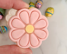 Load image into Gallery viewer, Daisy Flower Fondant Stamp &amp; Cookie cutter
