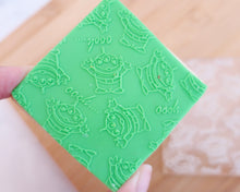 Load image into Gallery viewer, Aliens Texture Fondant Cookie Embosser

