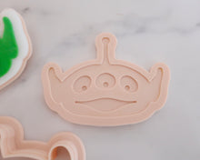 Load image into Gallery viewer, Alien Head Fondant Pop Embosser and Cutter
