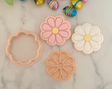 Load image into Gallery viewer, Daisy Flower Fondant Stamp &amp; Cookie cutter
