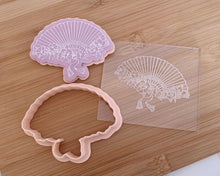 Load image into Gallery viewer, Handheld Fan Fondant Embosser and Cutter
